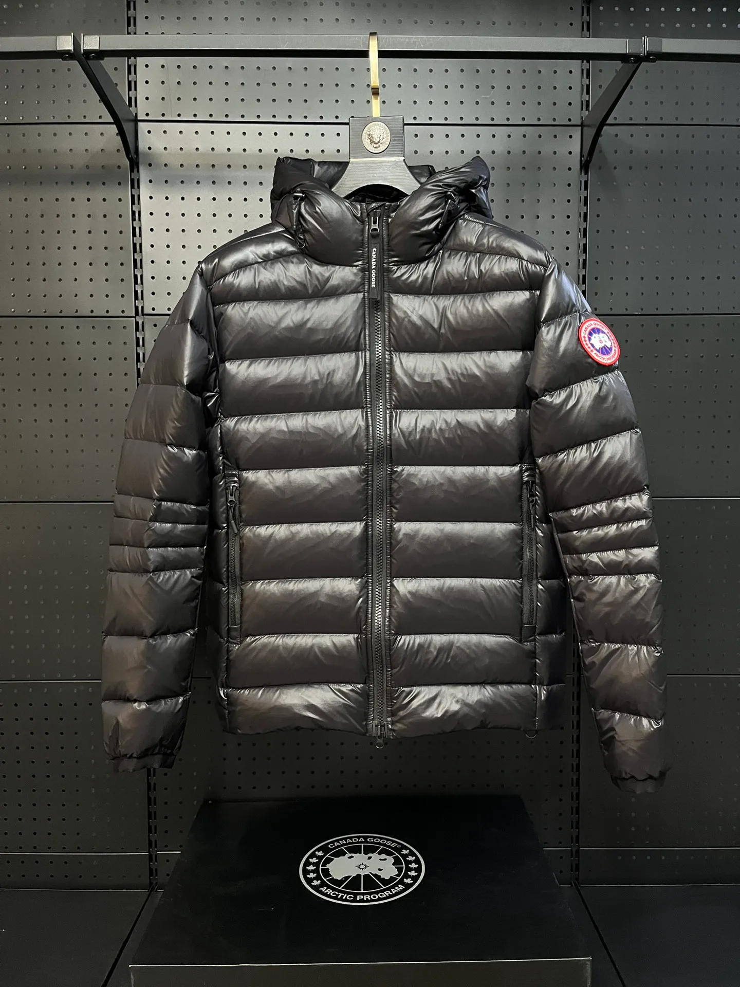 P940 Top 🔥purchase version 𝘾𝘼𝙉𝘼𝘿𝘼 𝙂𝙊𝙊𝙎𝙀/Canada Goose 2227 thin and light style. It’s super lightweight and doesn’t feel any weight on your upper body at all! Show more temperament‼  Canada Goose, a Canadian brand, has always been recognized as the warmest down jacket. Various Instagram celebrities, Internet celebrities, and celebrities often wear it for street photos. I make Canada Goose every year, but I still can’t get rid of my love for the goose. No matter how cold the winter is, there is no need to be afraid. Canada Goose is the legendary warmest down jacket and is known as a must-have for Arctic outdoor sports! The most popular down jacket in the world, celebrities are rushing to buy it, it is a must-have! Size: S-2XL Color: silver gray (red label) silver gray (black label), black (red label), black (black label), dark blue